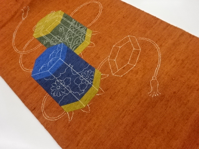 手織り紬切り嵌め刺し子貝桶に花々・雲・波模様名古屋帯